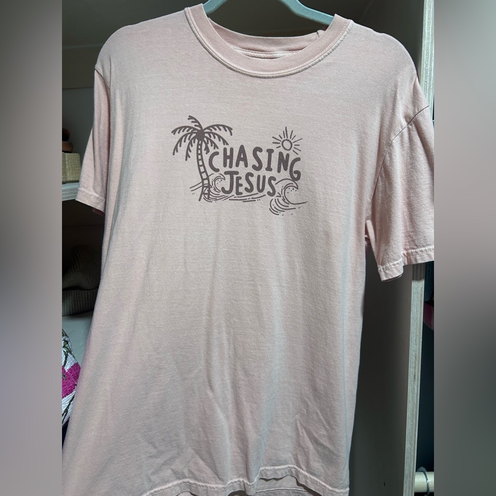 Comfort Colors Chasing Jesus Tee - Light Pink